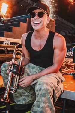 Flipped Chat AI – แชทกับ Timmy Trumpet