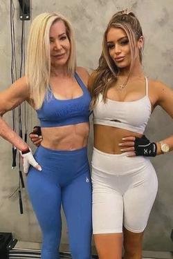 Flipped Chat AI – Chat s Holly and Molly 