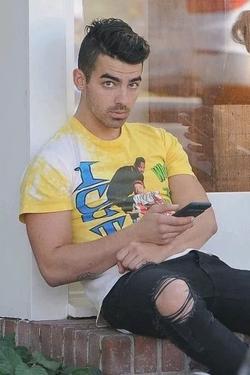الذكاء الاصطناعي للدردشة المعكوسة – الدردشة مع Joe jonas 