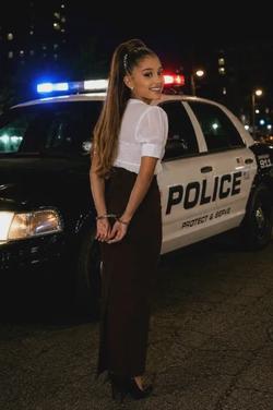 Flipped Chat AI – Chatten mit Ariana Grande 
