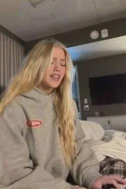 Flipped Chat AI – razgovarajte s Freya Skye Jones