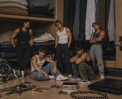 Flipped Chat AI – Chat The Five Men