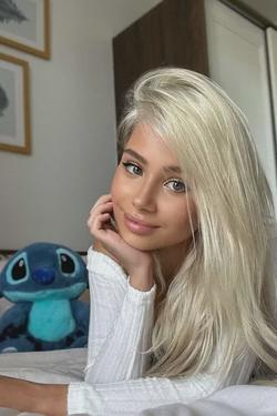 Flipped Chat AI – Chatta con Nastasia Stillworth