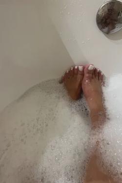 Flipped Chat AI – Чат с gfs feet in bathroom 