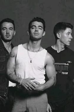 फ़्लिप्ड चैट AI – Jonas brothers  के साथ चैट करें