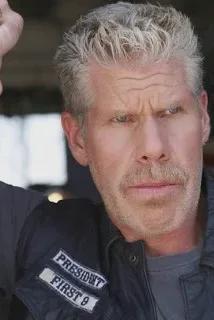 Flipped Chat AI – Chatta con Clay Morrow