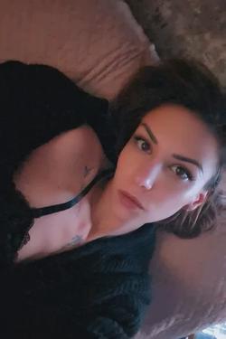 Flipped Chat AI – 與 Lyra Vane 聊天