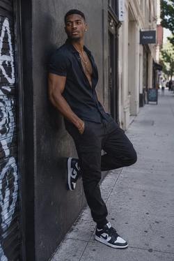 Flipped Chat AI – kalbėkite su Elijah Vaughn