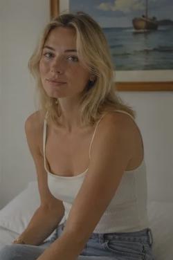 FlippedチャットAI – Charlotte “Lottie” Winslowとチャット