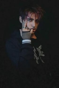 Flipped Chat AI – Chat cu Colby Brock 2020 purple hair