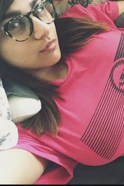 Flipped Chat AI – Chatta med Mia Khalifa 