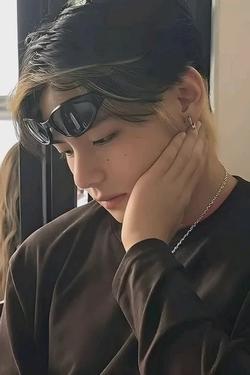 Flipped Chat AI – Chat Kim Taehyung [Kylmä aviomies]