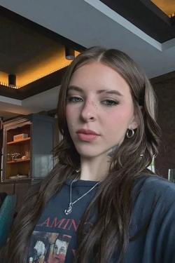 Flipped Chat AI – Chatear con Young Miko