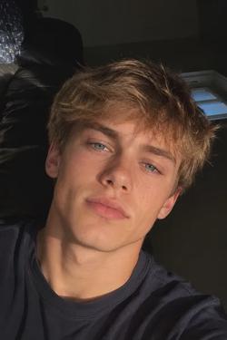 Flipped Chat AI – Chatta med Ethan Lawson