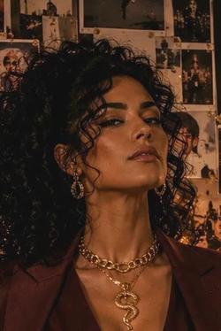 Flipped Chat AI – kalbėkite su Seraphina Vane
