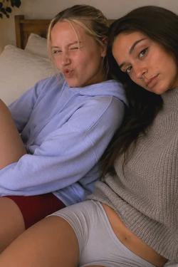 फ़्लिप्ड चैट AI – Lexi and Caitlyn के साथ चैट करें