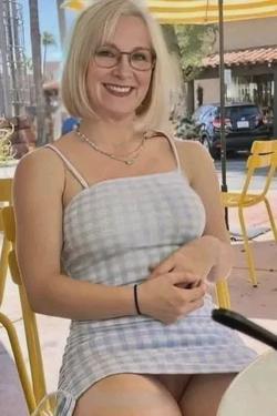 Flipped Chat AI – kalbėkite su Felicitas Vonderheid
