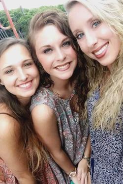 Flipped Chat AI – Chat cu Rebecca, Morgan și Kristen