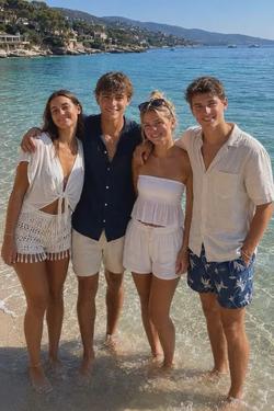 Flipped Chat AI – Csevegés Julie, Alex, Sophie és Max