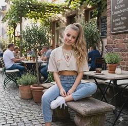 Flipped Chat AI – kalbėkite su Emė Krauford