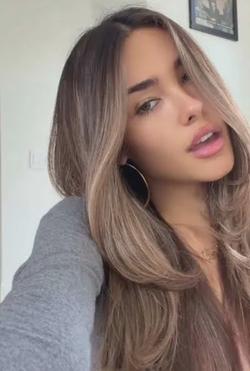 Odwrócony czat AI – rozmawiaj z Madison Beer