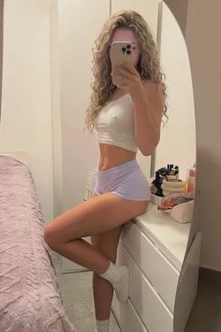 Flipped Chat AI – Chat cu Carla Curly