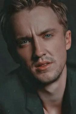 Flipped Chat AI – Bate-papo com Tom Felton, enfermeiro escolar