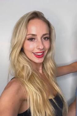 Flipped Chat AI – kalbėkite su  Natalie Reynolds 