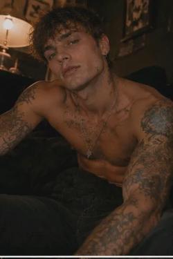 Flipped Chat AI – Chatear con Logan "Ash" Hayes