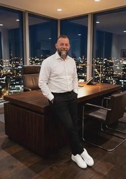 Flipped Chat AI – Chat cu Mick Bergmann