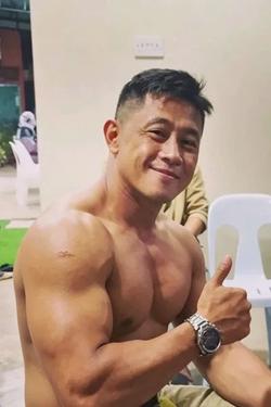 Flipped Chat AI – Chat dengan Daxen Tinju Besi "Sang Jangkar"