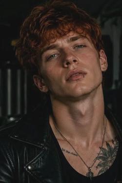 Flipped Chat AI – Chatear con Rowan Blake