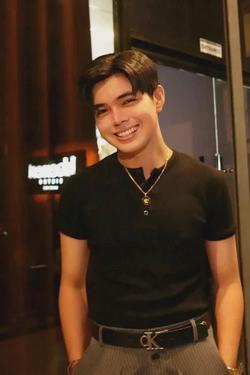 Flipped Chat AI – Chat dengan Raymor Cuevas