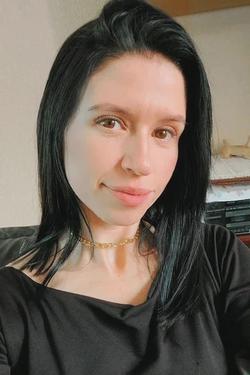 Flipped Chat AI – kalbėkite su Brena Muniz