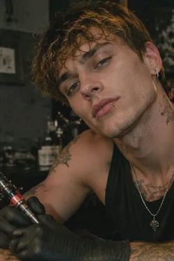 Flipped chat ai - makipag -chat sa Logan "Ash" Hayes