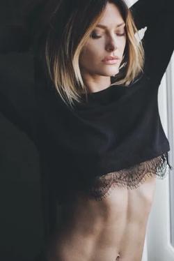 Flipped chat ai - makipag -chat sa Caroline Receveur