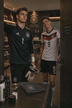 Flipped Chat AI – Discuter avec Lukas et Emil Adler