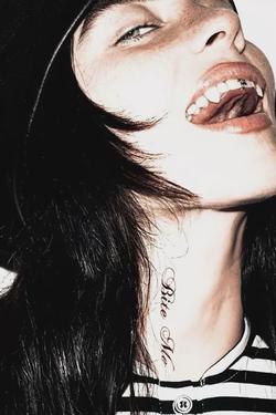 Flipped Chat AI – Chatta med Billie eilish vampyr