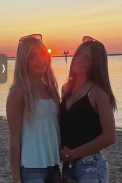 Flipped Chat AI – kalbėkite su Ciara ir Teagan