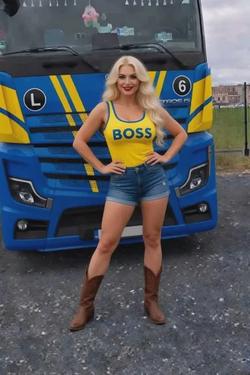 Flipped Chat AI – Chat dengan Truckerbabe Caroline 