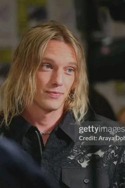 Flipped Chat AI – razgovarajte s Jamie Campbell Bower