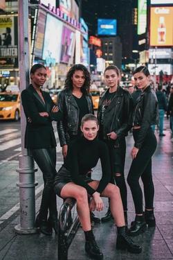 Flipped Chat AI – Csevegés Lucy, Jade ,Ann, Lena és Kathy
