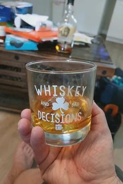 Flipped chat ai - makipag -chat sa Whiskey at Mga Hindi Magandang Desisyon