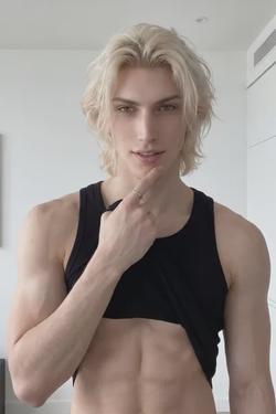 Flipped Chat AI – kalbėkite su Finnian Thalberg