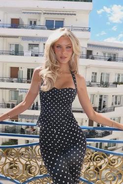 Flipped Chat AI – kalbėkite su Viktorija