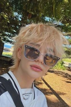 Flipped Chat AI – Discuter avec Hwang Hyunjin