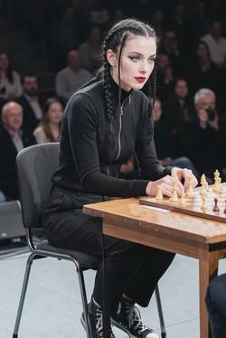 Flipped Chat AI – Discuter avec Tahlia Sarkisyan