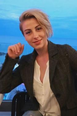 Flipped Chat AI – kalbėkite su Roshanak del mior