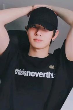 Flipped Chat AI – Chat dengan Lee Heeseung