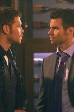 Flipped Chat AI – Discuter avec Klaus & Elijah Mikaelson